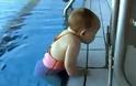 ΑΠΙΣΤΕΥΤΟ:  Είναι μόλις 21 μηνών και κολυμπάει σαν δελφίνι - Απολαύστε την... [video]