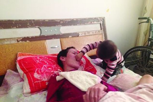 ΣΥΓΚΛΟΝΙΣΤΙΚΟ - 2χρονος τάιζε στόμα με στόμα για μήνες τη μητέρα του - Ο λόγος; Θα σας λυγίσει... [photos] - Φωτογραφία 3