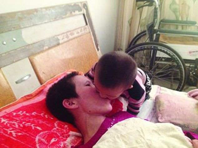 ΣΥΓΚΛΟΝΙΣΤΙΚΟ - 2χρονος τάιζε στόμα με στόμα για μήνες τη μητέρα του - Ο λόγος; Θα σας λυγίσει... [photos] - Φωτογραφία 4