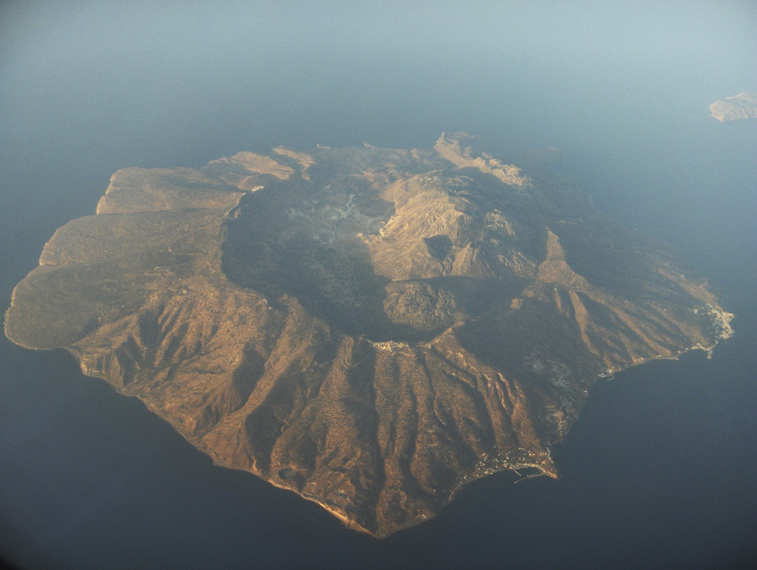 634 λεπτά μέσα στο ηφαίστειο – Ενα φιλόδοξο site-specific project στη Νίσυρο - Φωτογραφία 2
