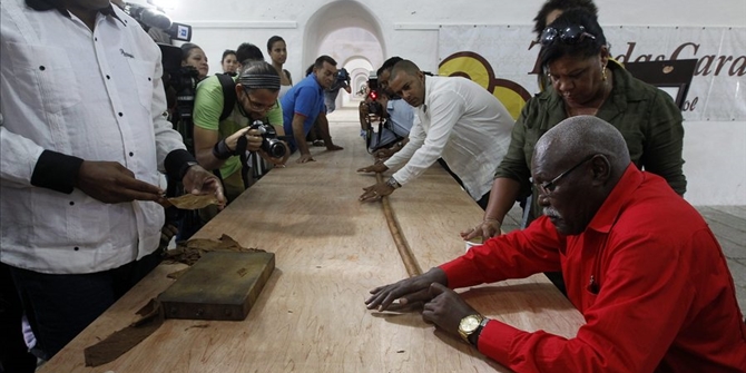 Τους τρέλανε όλους! Κουβανός έφτιαξε πούρο 90μ. για τα γενέθλια του Κάστρο - Φωτογραφία 1
