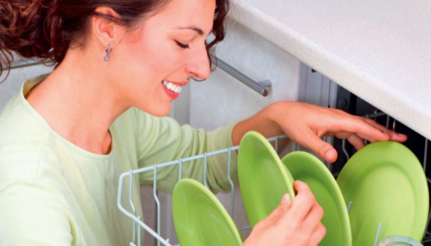 Να γιατί δεν πρέπει να καθαρίζετε τα πιάτα πριν τα βάλετε στο πλυντήριο - Φωτογραφία 1