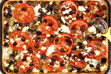 Γρήγορη πίτσα με μελιτζάνες, φέτα και ροδέλες ντομάτας - Φωτογραφία 1