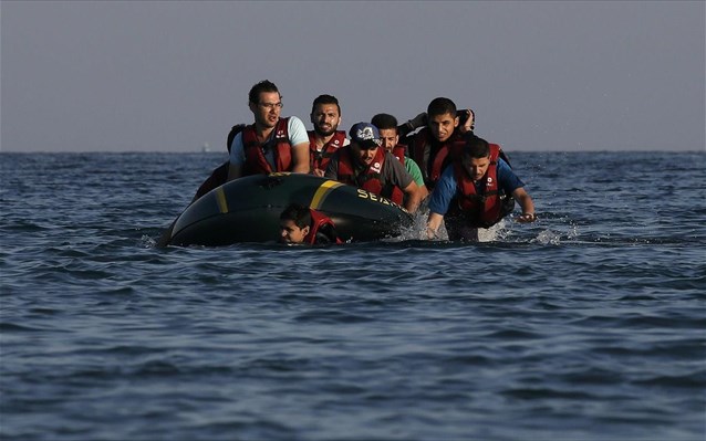 Παρά τις κακές καιρικές συνθήκες πρόσφυγες προσπαθούν να φτάσουν στα νησιά - Επιχείρηση διάσωσης στη Λέσβο - Φωτογραφία 1