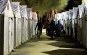 NYT για τα ελληνικά κέντρα προσφύγων: Αθλιοι χώροι, σωροί σκουπιδιών, ανεπαρκή τρόφιμα