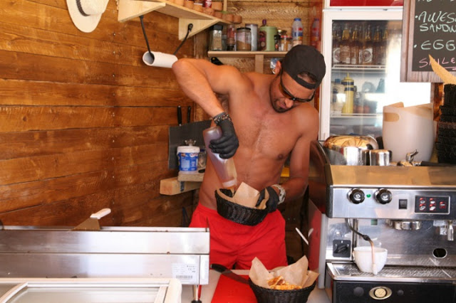 Έλληνας ηθοποιός σερβίρει καφέδες στην Άνδρο! - Φωτογραφία 2