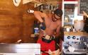 Έλληνας ηθοποιός σερβίρει καφέδες στην Άνδρο! - Φωτογραφία 2