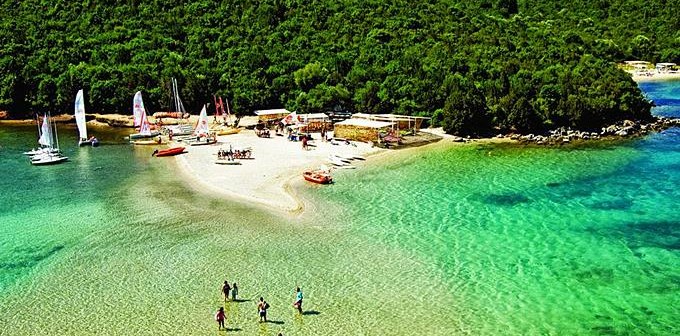 Η Βοϊδοκοιλιά ανάμεσα στις ελληνικές παραλίες που είναι από άλλον πλανήτη - Φωτογραφία 1