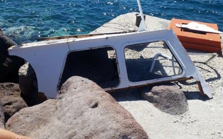 Εικόνες από τα συντρίμμια της λάντζας στην Αίγινα - Το πλοιάριο κόπηκε στη μέση όταν το εμβόλισε το ταχύπλοο - Φωτογραφία 1