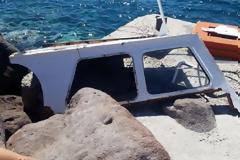 Εικόνες από τα συντρίμμια της λάντζας στην Αίγινα - Το πλοιάριο κόπηκε στη μέση όταν το εμβόλισε το ταχύπλοο
