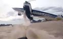 Απίστευτο βίντεο που κόβει την ανάσα! Αεροπλάνο περνάει ξυστά πάνω από τα κεφάλια των ψαράδων και...