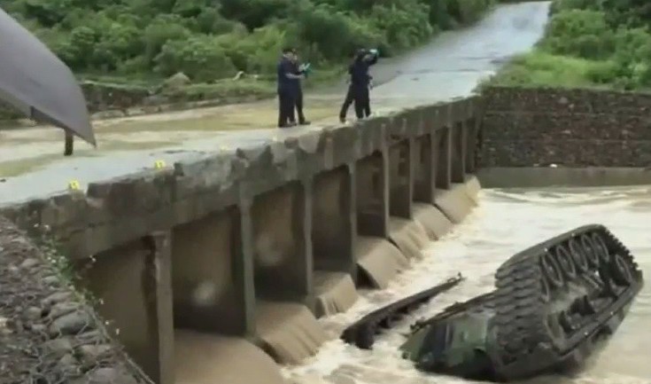 Δυστύχημα με τανκ που έπεσε από γέφυρα μέσα σε ποτάμι - Νεκροί τρεις στρατιώτες - Φωτογραφία 1