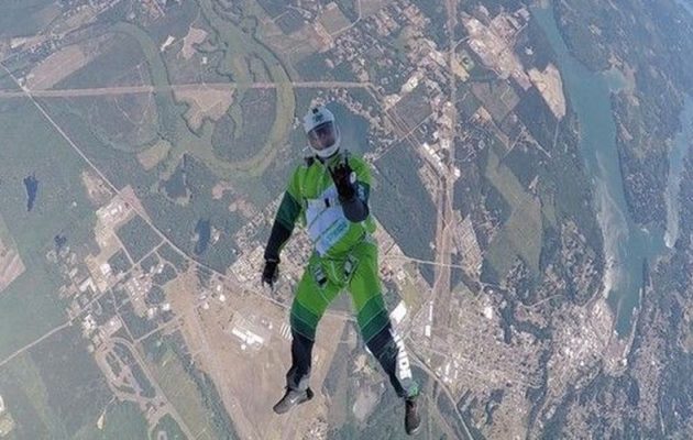 Παράφρονας πήδηξε από 7.620 μέτρα χωρίς αλεξίπτωτο - Φωτογραφία 1