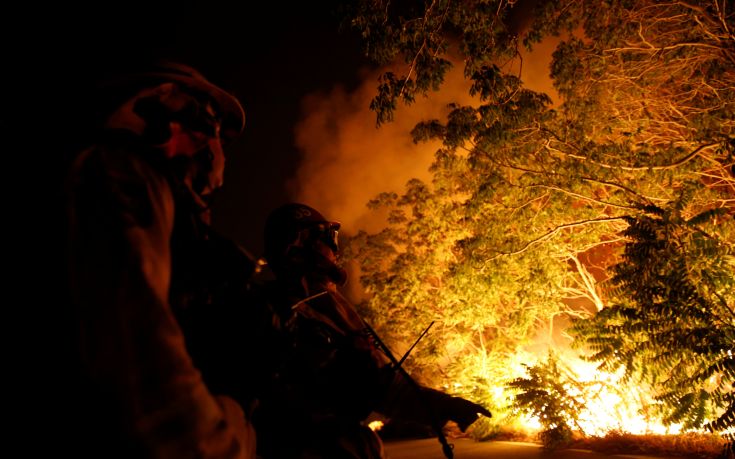 Στάχτη δεκάδες σπίτια και δεκάδες χιλιάδες στρέμματα από την  ανεξέλεγκτη φωτιά στην Καλιφόρνια - 80.000 άνθρωποι εγκατέλειψαν τις εστίες τους - Φωτογραφία 1