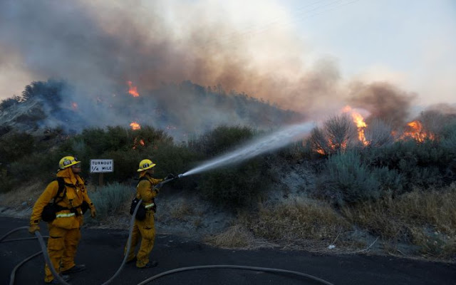 Στάχτη δεκάδες σπίτια και δεκάδες χιλιάδες στρέμματα από την  ανεξέλεγκτη φωτιά στην Καλιφόρνια - 80.000 άνθρωποι εγκατέλειψαν τις εστίες τους - Φωτογραφία 8