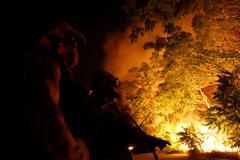 Στάχτη δεκάδες σπίτια και δεκάδες χιλιάδες στρέμματα από την  ανεξέλεγκτη φωτιά στην Καλιφόρνια - 80.000 άνθρωποι εγκατέλειψαν τις εστίες τους