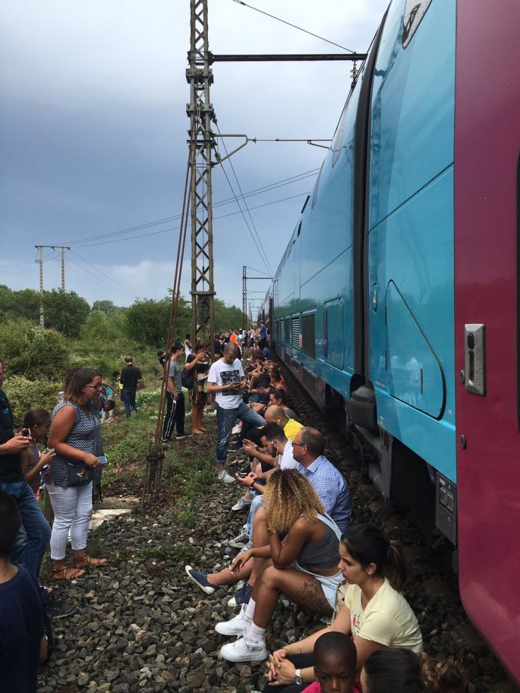 Σοβαρά τραυματισμένοι 12 επιβάτες σε ατύχημα με τρένο στη Γαλλία - Φωτογραφία 5