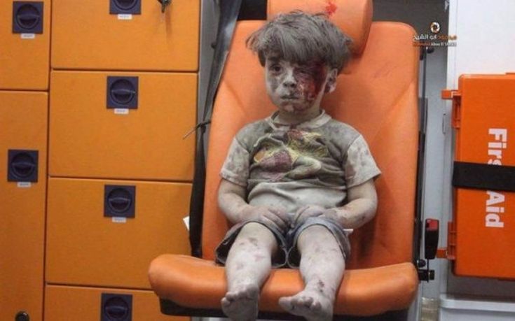 Σοκ προκαλεί η εικόνα 5χρονου αιμόφυρτου παιδιού που ανασύρεται από τα ερείπια των βομβαρδισμών στο Χαλέπι [video] - Φωτογραφία 1