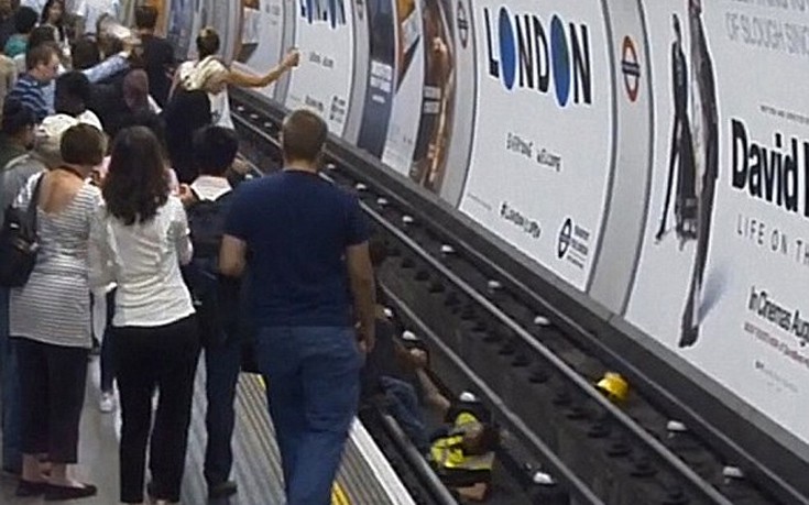 Απίστευτο! Άγνωστος πηδά στις γραμμές του μετρό για να σώσει επιβάτη! - Φωτογραφία 1