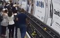 Απίστευτο! Άγνωστος πηδά στις γραμμές του μετρό για να σώσει επιβάτη!