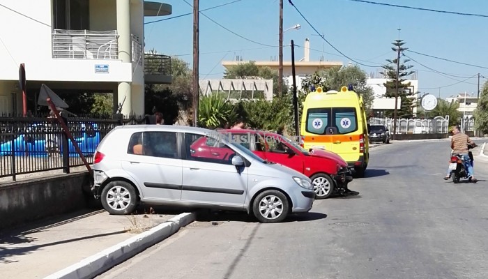 Τροχαίο ατύχημα στα Χανιά - Αυτοκίνητα συγκρούσθηκαν και κατέληξαν πάνω στο πεζοδρόμιο το ένα δίπλα στο άλλο - Φωτογραφία 1
