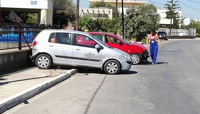 Τροχαίο ατύχημα στα Χανιά - Αυτοκίνητα συγκρούσθηκαν και κατέληξαν πάνω στο πεζοδρόμιο το ένα δίπλα στο άλλο - Φωτογραφία 2