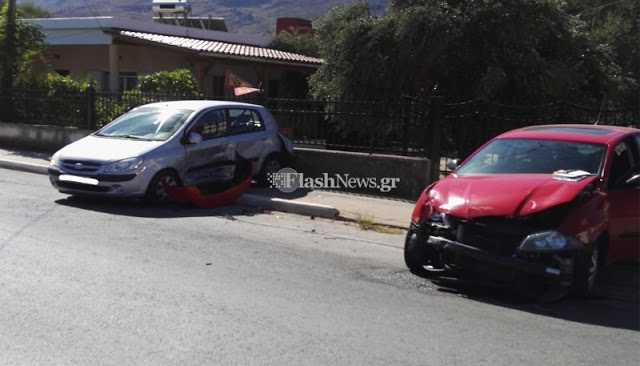 Τροχαίο ατύχημα στα Χανιά - Αυτοκίνητα συγκρούσθηκαν και κατέληξαν πάνω στο πεζοδρόμιο το ένα δίπλα στο άλλο - Φωτογραφία 3