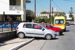 Τροχαίο ατύχημα στα Χανιά - Αυτοκίνητα συγκρούσθηκαν και κατέληξαν πάνω στο πεζοδρόμιο το ένα δίπλα στο άλλο