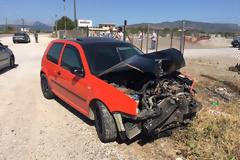 Σφοδρή σύγκρουση οχημάτων στο Αγρίνιο - Στο νοσοκομείο 72χρονος που εγκλωβίστηκε