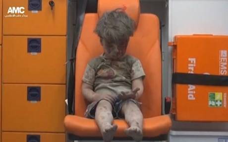Το αγοράκι του Χαλεπιού: Η εικόνα ενός παιδιού μετά από βομβαρδισμό που σοκάρει [video] - Φωτογραφία 1
