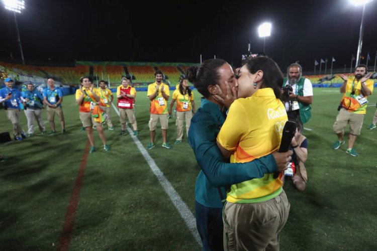 Τα απρόοπτα στους Ολυμπιακούς του Ρίο. Η Ισαντόρα έκανε πρόταση γάμου στην Ένια ... - Φωτογραφία 2