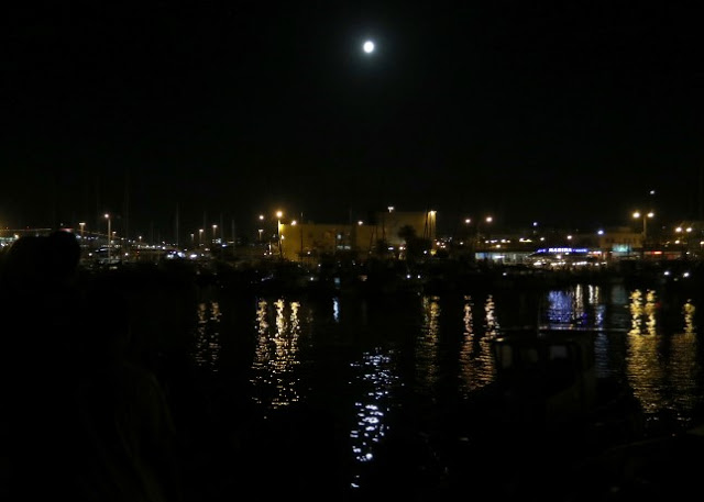 Μαγική η ατμόσφαιρα στον ιστορικό Κούλε χτες το βράδυ!  Όλο το Ηράκλειο ήταν εκεί για να απολαύσει το Αυγουστιάτικο φεγγάρι - Φωτογραφία 11