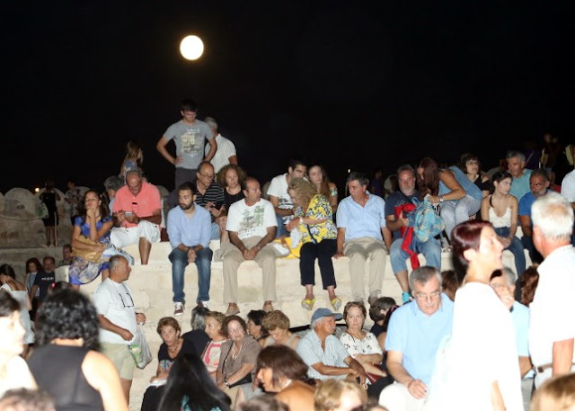 Μαγική η ατμόσφαιρα στον ιστορικό Κούλε χτες το βράδυ!  Όλο το Ηράκλειο ήταν εκεί για να απολαύσει το Αυγουστιάτικο φεγγάρι - Φωτογραφία 6