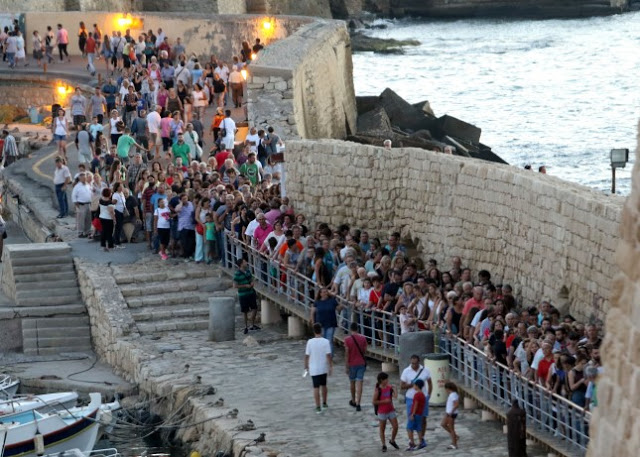 Μαγική η ατμόσφαιρα στον ιστορικό Κούλε χτες το βράδυ!  Όλο το Ηράκλειο ήταν εκεί για να απολαύσει το Αυγουστιάτικο φεγγάρι - Φωτογραφία 9