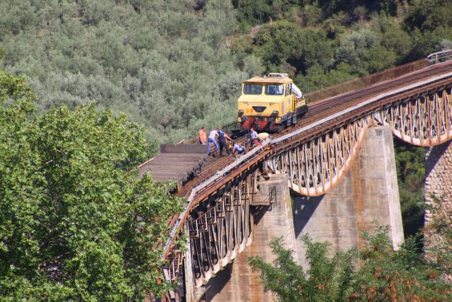 Φθιώτιδα: Πάνω στη γέφυρα έγινε ο εκτροχιασμός - Παραμένει κλειστός ο σιδηρόδρομος - Δείτε φωτογραφίες! - Φωτογραφία 2