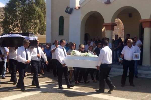 Οδύνη στη κηδεία της 5χρονης και του πατέρα της που έχασαν την ζωή τους στο τραγικό ναυτικό δυστύχημα στην Αίγινα! - Φωτογραφία 1