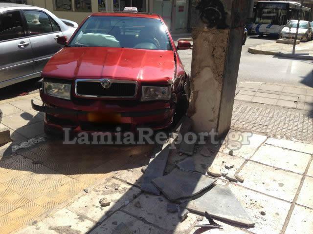 Αυτοκίνητο με 81χρονο οδηγό εμβόλισε ταξί μέσα στη Λαμία - Στο νοσοκομείο η σύζυγός του ηλικιωμένου οδηγού- - Φωτογραφία 2