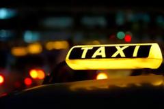 Αυτοκίνητο με 81χρονο οδηγό εμβόλισε ταξί μέσα στη Λαμία - Στο νοσοκομείο η σύζυγός του ηλικιωμένου οδηγού-