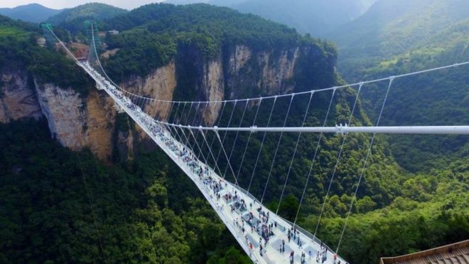 Άνοιξε για το κοινό η μεγαλύτερη και ψηλότερη γυάλινη γέφυρα του κόσμου - Έχει πλάτος έξι μέτρα - Φωτογραφία 1