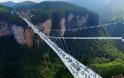 Άνοιξε για το κοινό η μεγαλύτερη και ψηλότερη γυάλινη γέφυρα του κόσμου - Έχει πλάτος έξι μέτρα