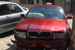 Λαμία: Παππούς εμβόλισε ταξί μέσα στην πόλη
