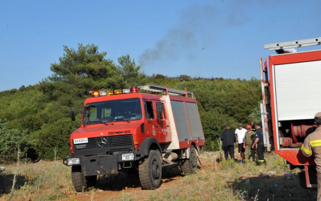 Ισχυρές πυροσβεστικές δυνάμεις στο Κατσαρώνι Καρύστου - Υπό μερικό έλεγχο η πυρκαγιά - Φωτογραφία 1
