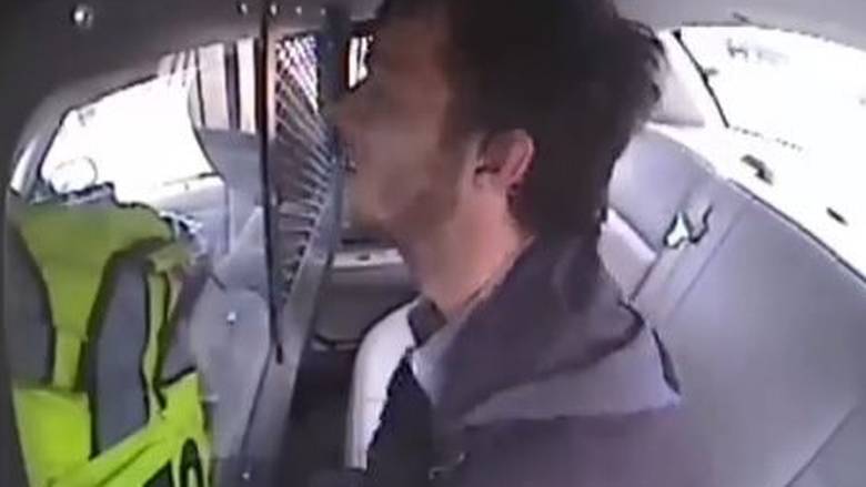 Κρατούμενος εκσφενδονίζεται από παρμπρίζ περιπολικού σε ατύχημα και δραπετεύει [video] - Φωτογραφία 1