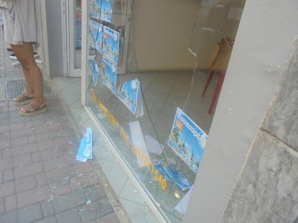 «Επαγγελματίας» ζητιάνος δεν του έδιναν χρήματα και έσπασε τζαμαρία μαγαζιού στην Κατερίνη - Φωτογραφία 1