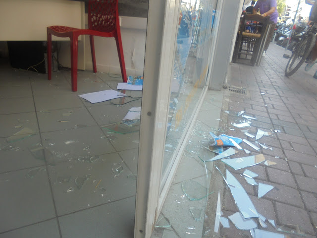«Επαγγελματίας» ζητιάνος δεν του έδιναν χρήματα και έσπασε τζαμαρία μαγαζιού στην Κατερίνη - Φωτογραφία 2