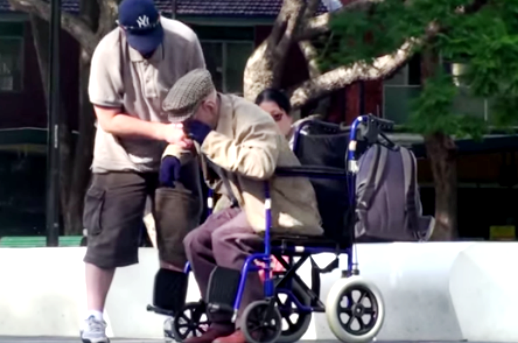 Που να φανταστεί κανείς ότι βοηθώντας έναν παππού να σηκωθεί από την αναπηρική καρέκλα, θα γίνει κάτι τέτοιο - Φωτογραφία 1