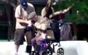 Που να φανταστεί κανείς ότι βοηθώντας έναν παππού να σηκωθεί από την αναπηρική καρέκλα, θα γίνει κάτι τέτοιο