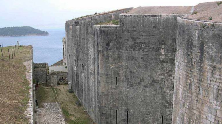 39χρονη έπεσε σε βράχια από τα τείχη του Παλαιού Φρουρίου στην Κέρκυρα - Φωτογραφία 1