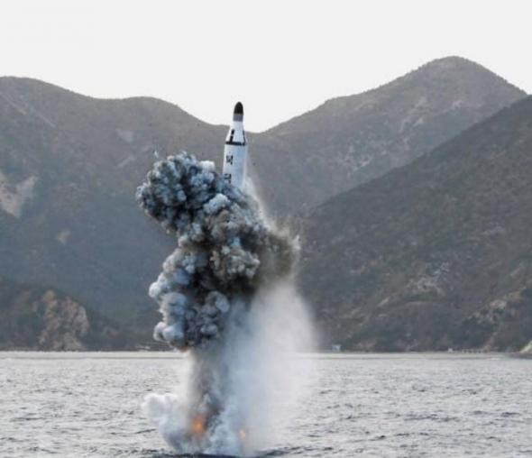 Η Βόρεια Κορέα εκτόξευσε βαλλιστικό πύραυλο από υποβρύχιο - Φωτογραφία 1