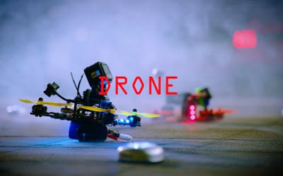 Η κούρσα δύο drone μέσα από εμπόδια: Εντυπωσιακό βίντεο με μια Mustang που βγάζει καπνούς, ένα Focus RS που ντριφτάρει κι ένα ρομπότ - Φωτογραφία 1
